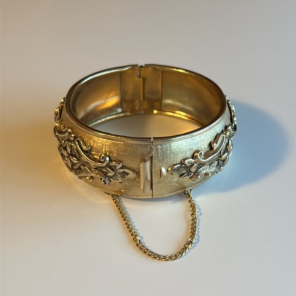 VTG Coro Pegasus Hinged Bangle Bracelet Goldtone 1940’s Victorian Revival - Picture 3 of 12